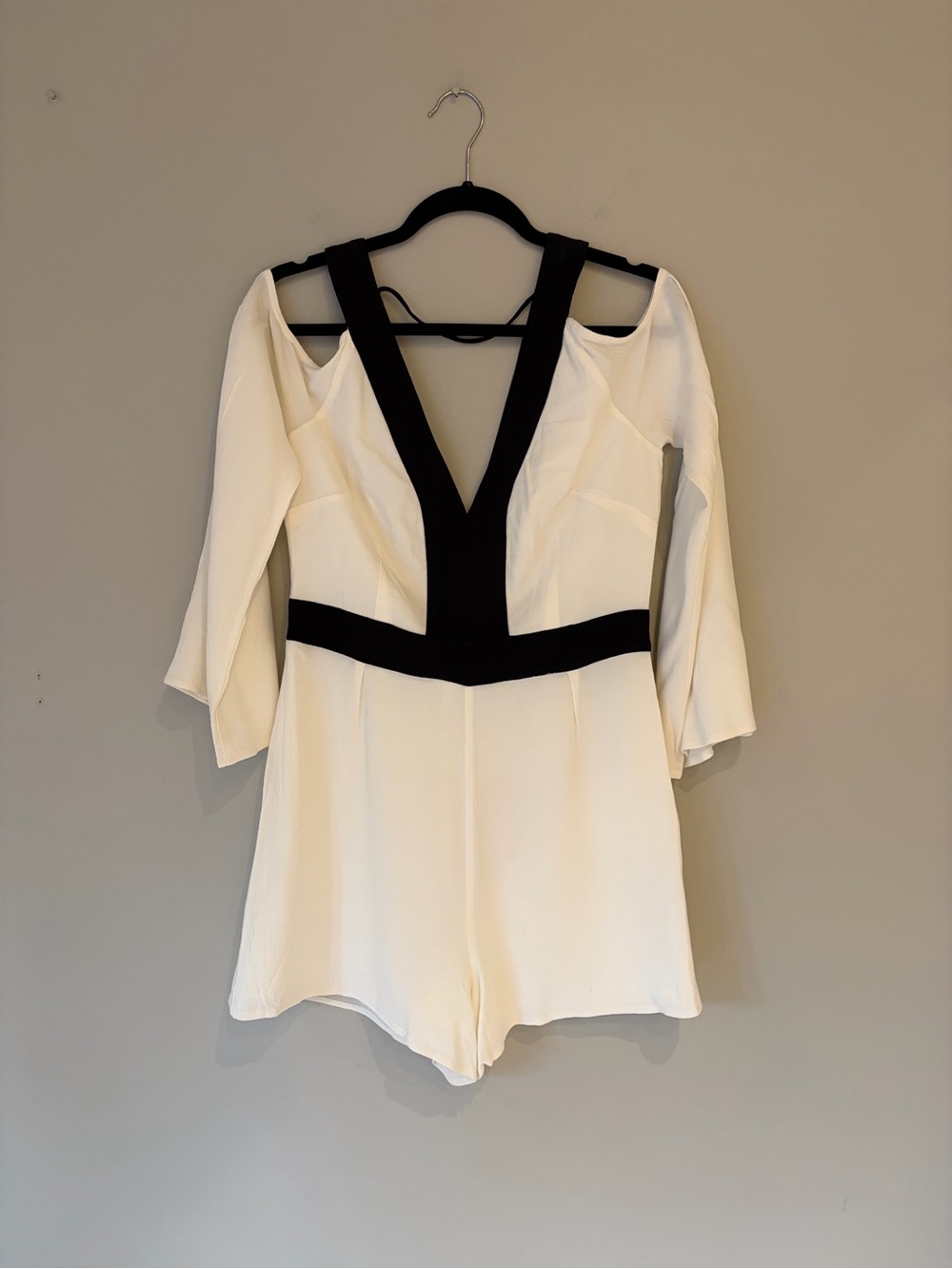 Strut & Bolt White Romper with Black Trim Size Large NWT